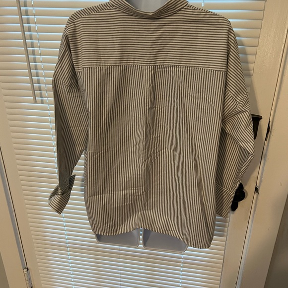 Everlane - The Japanese Oxford Square Shirt - white/grey stripe - 2 - Like new - Picture 6 of 7